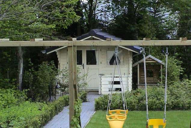 tuinhuis op de achtergrond met graszoden 